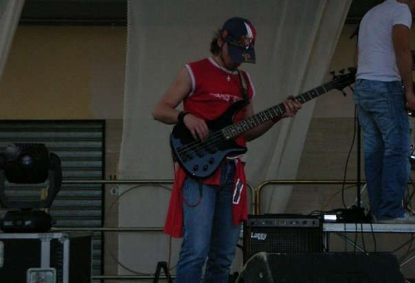 Al basso su un palco