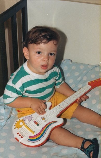 Da piccolo, con la prima chitarra giocattolo