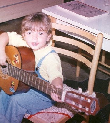 Da bambino, con la chitarra