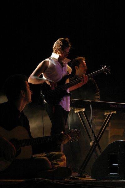 Con la chitarra acustica sul palco