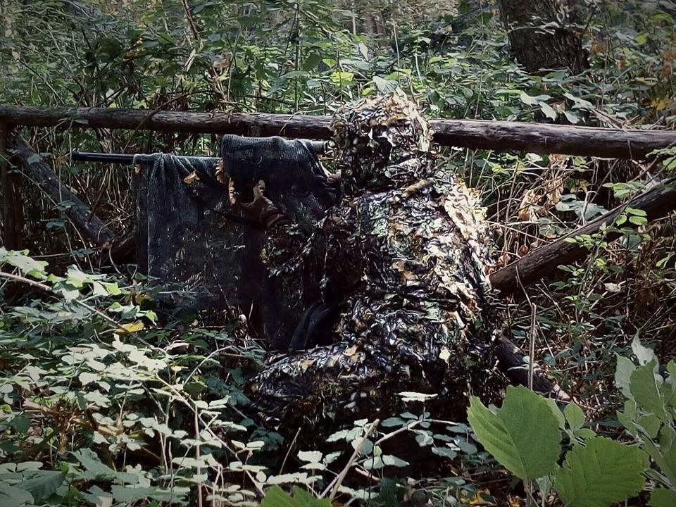 Appostamento nel bosco con ghillie