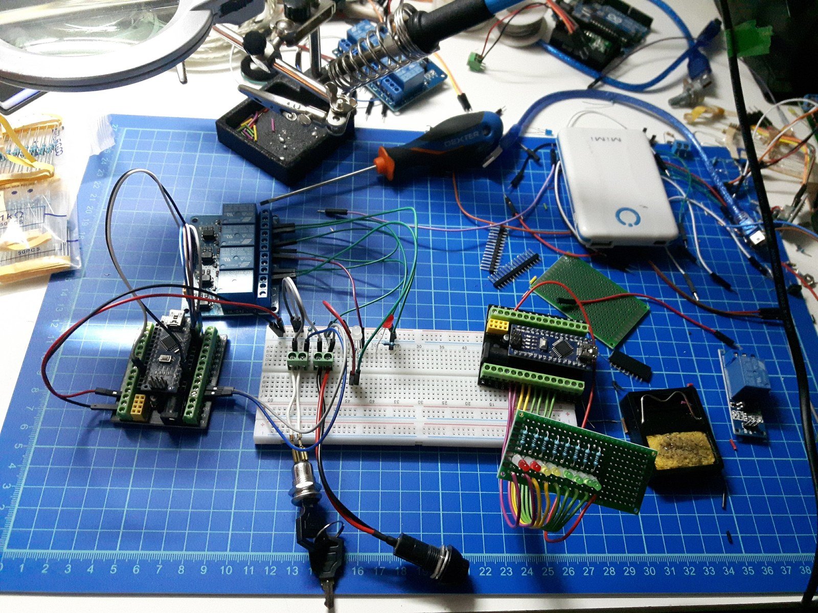 Il banco di lavoro con schede Arduino, relè e prototipazione