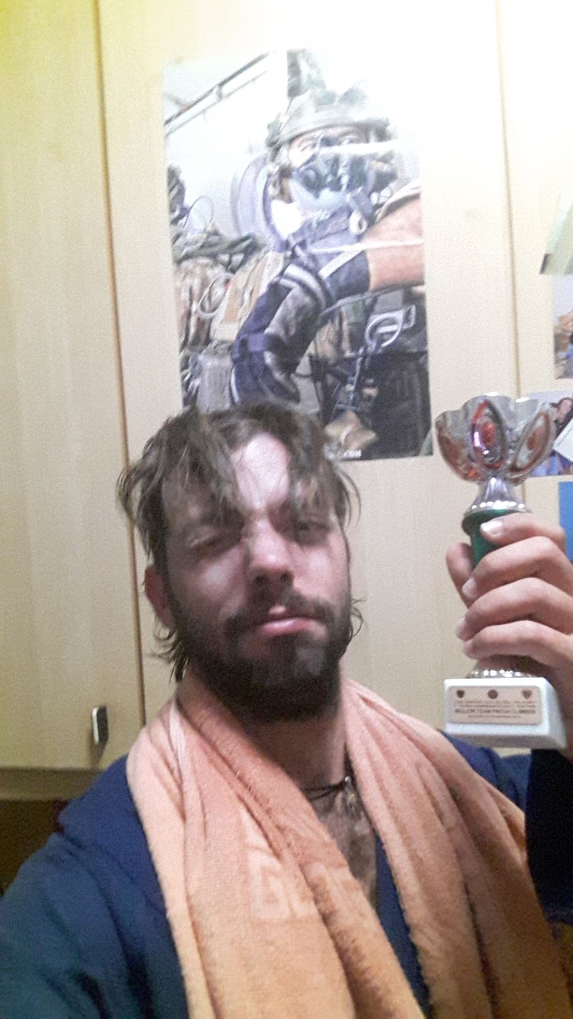 Con una delle coppe vinte nel softair
