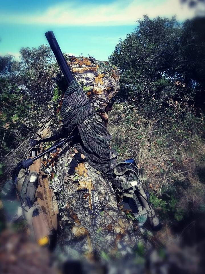 Mimetizzazione con ghillie tra la vegetazione