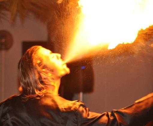 Damiano che sputa fuoco durante lo spettacolo del fuoco al Sea Garden