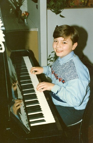 Damiano bambino al pianoforte