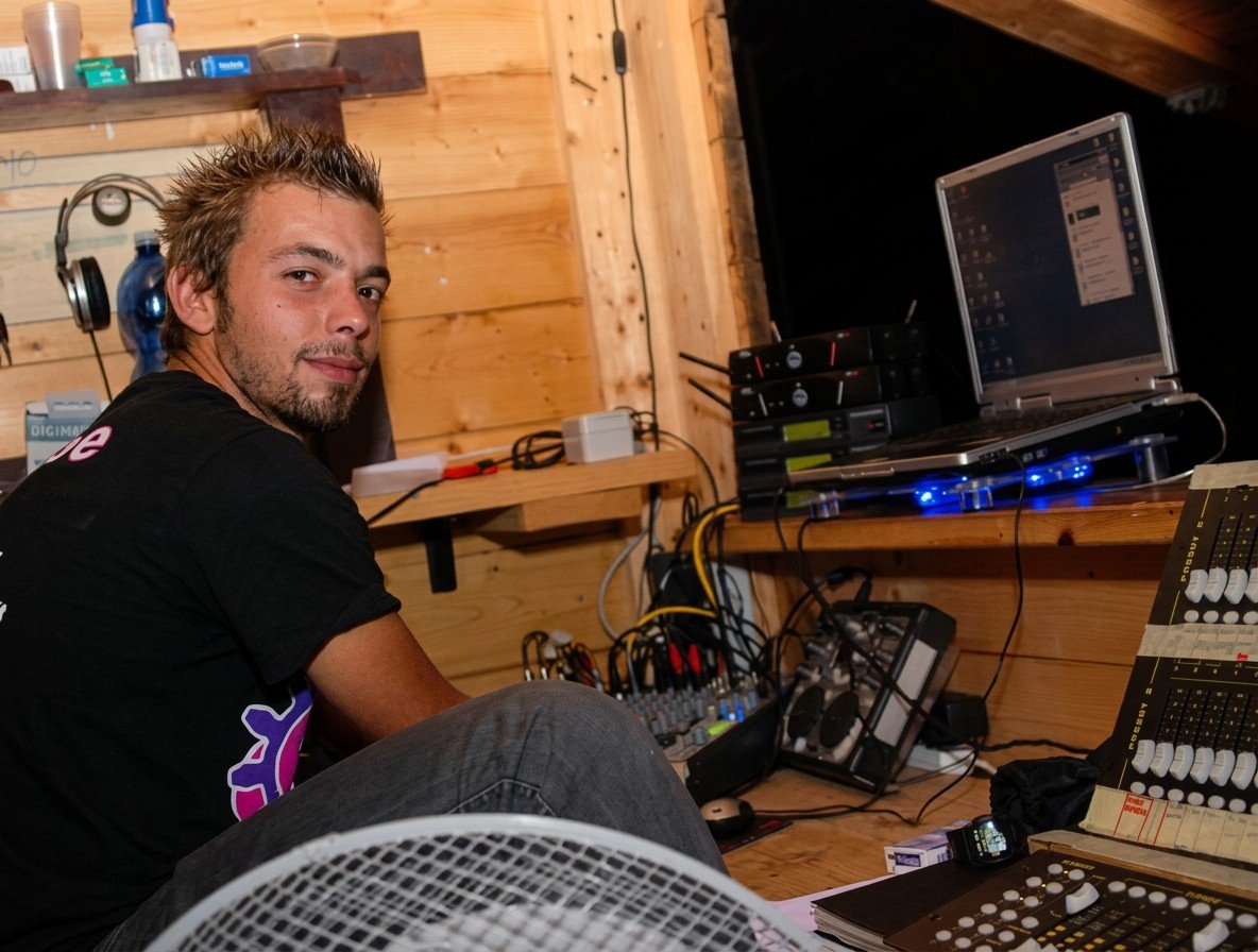Postazione audio in una regia di legno