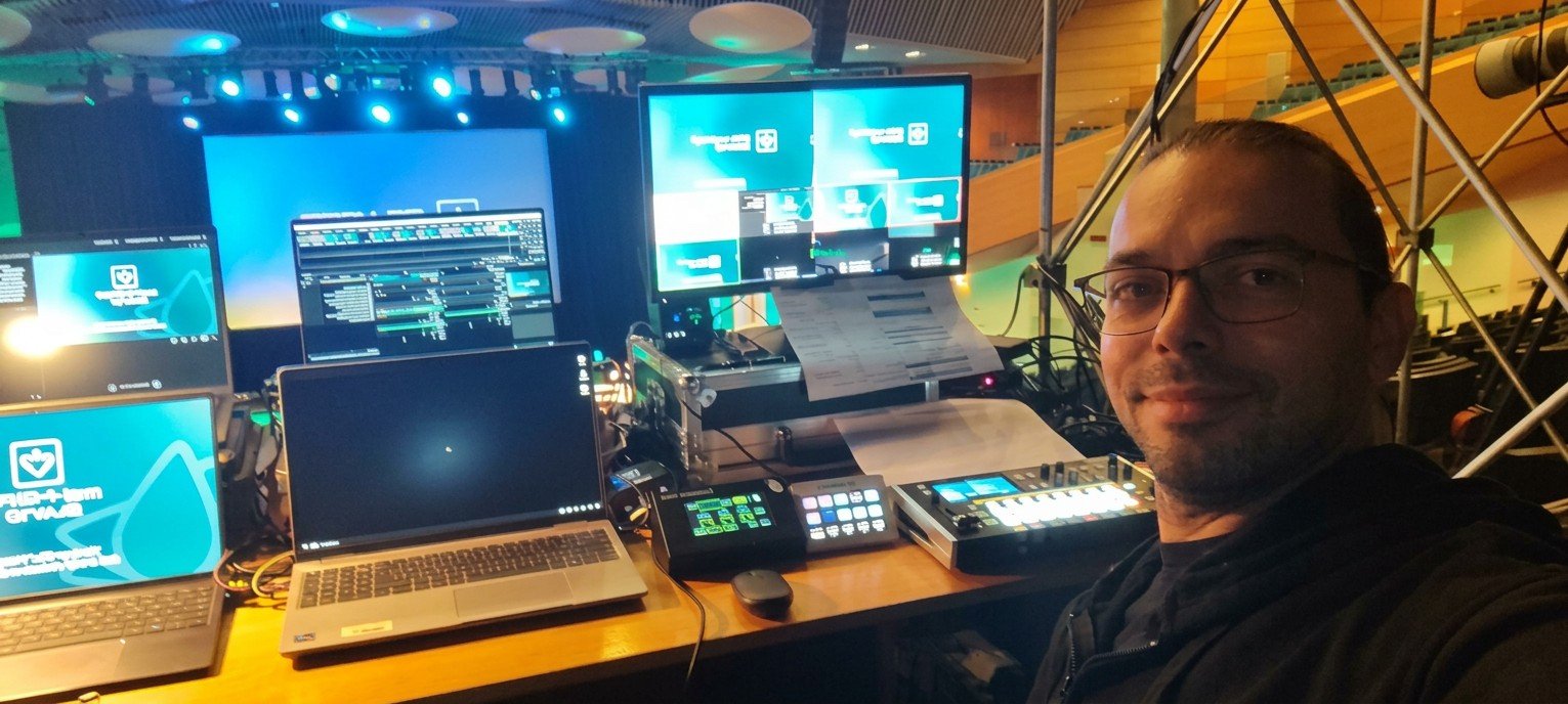Autoscatto alla regia video in un teatro
