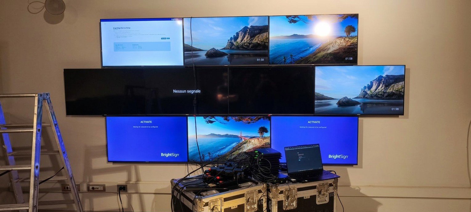 Configurazione dei player durante l'allestimento del video wall