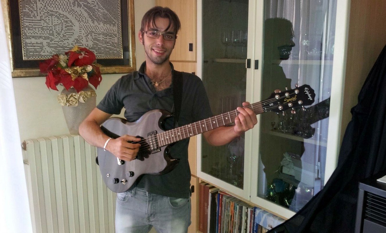 Con una chitarra elettrica in casa